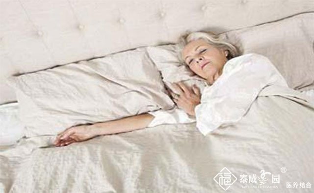 老年人适合睡什么样的枕头呢？
