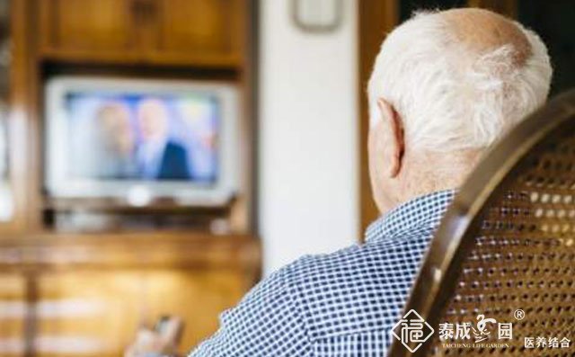 老年人看电视有哪些需要注意的呢？